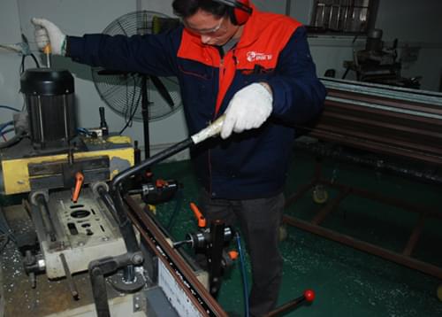 伊盾門窗一線生產(chǎn)員工