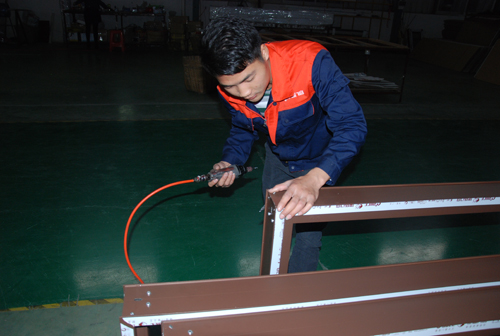 伊盾門窗一線生產(chǎn)員工