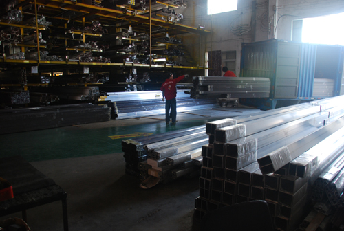 伊盾門窗一線生產(chǎn)員工