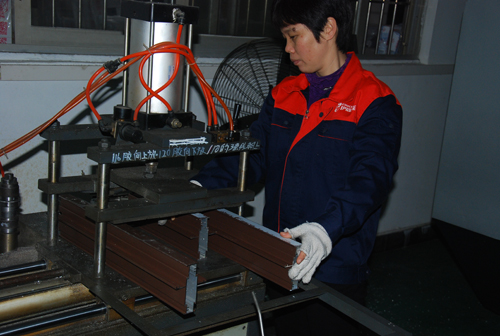 伊盾門窗一線生產(chǎn)員工