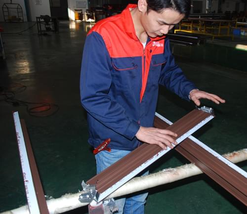 伊盾門窗一線生產(chǎn)員工