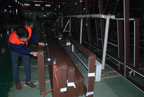 伊盾門窗一線生產(chǎn)員工