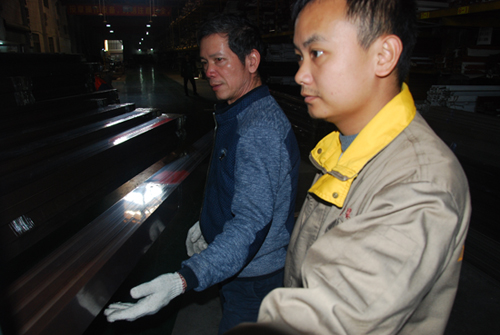 伊盾門窗一線生產(chǎn)員工