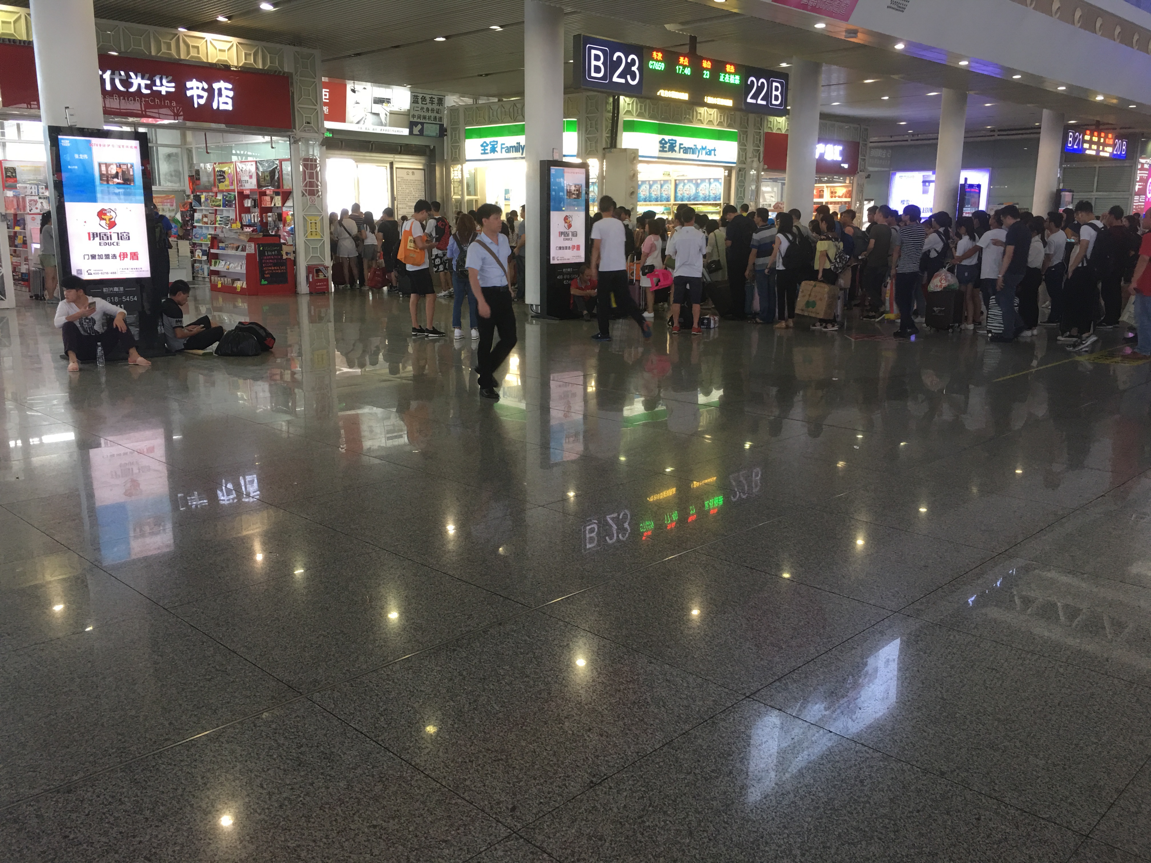 伊盾門窗高鐵廣告